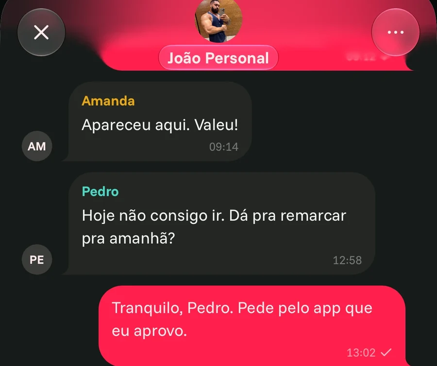 Chat da turma no BulkFit com o personal: os alunos combinam horário e o personal aprova a remarcação pelo app